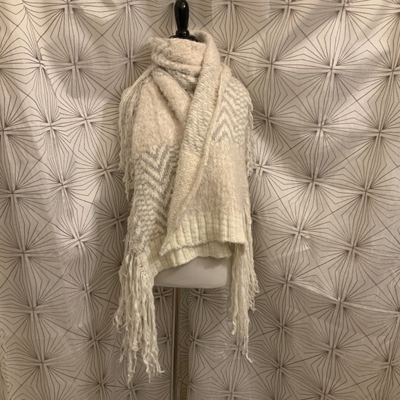 A&F Scarf/Wrap - Picture 3 of 4